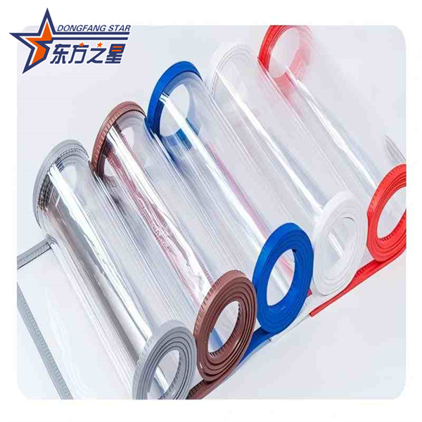 Полностью автоматический экструдер для полос ПВХ шириной 200 мм для холодного хранения.